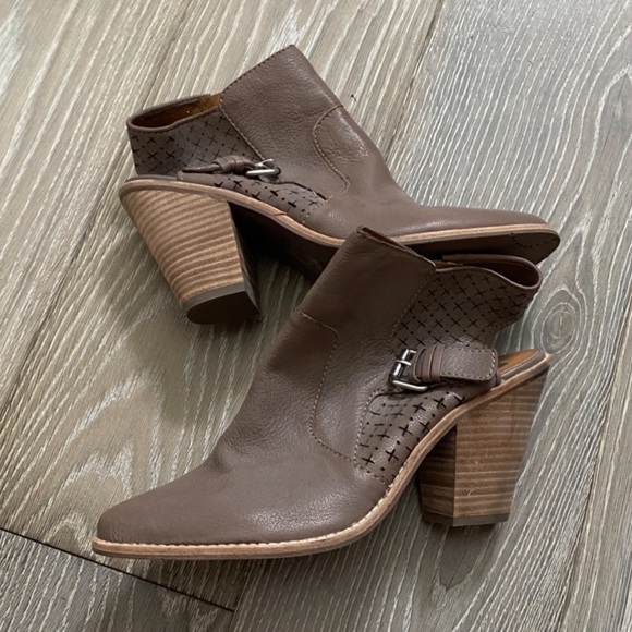 BRAND NEW Dolce Vita leather booties - Picture 6 of 10
